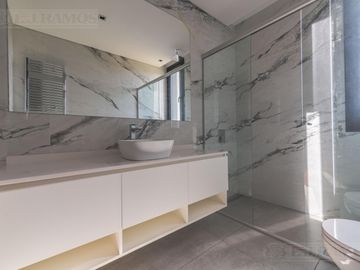 Casa  a estrenar al agua con 4 dormitorios en venta en El Yacht - Nordelta