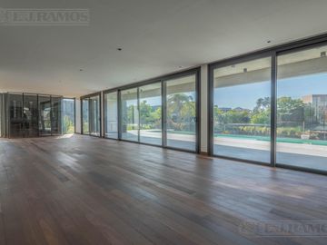 Casa  a estrenar al agua con 4 dormitorios en venta en El Yacht - Nordelta
