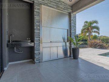 Casa  a estrenar al agua con 4 dormitorios en venta en El Yacht - Nordelta