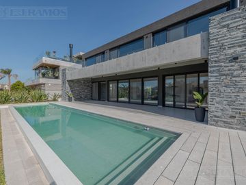 Casa  a estrenar al agua con 4 dormitorios en venta en El Yacht - Nordelta