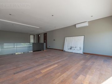 Casa  a estrenar al agua con 4 dormitorios en venta en El Yacht - Nordelta