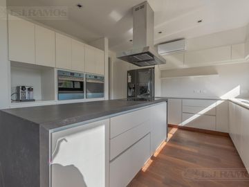 Casa  a estrenar al agua con 4 dormitorios en venta en El Yacht - Nordelta