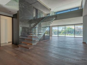 Casa  a estrenar al agua con 4 dormitorios en venta en El Yacht - Nordelta