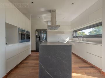 Casa  a estrenar al agua con 4 dormitorios en venta en El Yacht - Nordelta