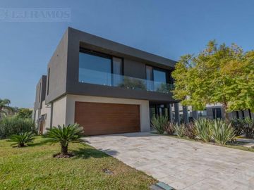 Casa  a estrenar al agua con 4 dormitorios en venta en El Yacht - Nordelta