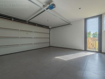 Casa  a estrenar al agua con 4 dormitorios en venta en El Yacht - Nordelta
