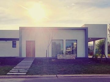 Casa en venta - 3 Dormitorios 3 Baños - Cochera - 579Mts2 - Pilar del Este