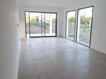 Casa en venta - 3 Dormitorios 3 Baños - Cochera - 579Mts2 - Pilar del Este