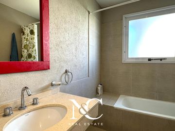 Casa en venta en Costa Esmeralda fondo cancha golf