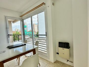 DEPARTAMENTO DOS AMBIENTES IMPECABLE ESTADO Y UBICACION, UN DORMITORIO, BALCON AL C/F, MUY LUMINOSO