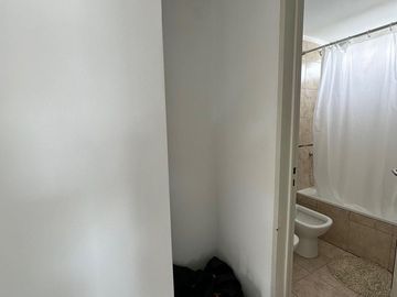 DEPARTAMENTO DOS AMBIENTES IMPECABLE ESTADO Y UBICACION, UN DORMITORIO, BALCON AL C/F, MUY LUMINOSO