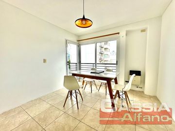 DEPARTAMENTO DOS AMBIENTES IMPECABLE ESTADO Y UBICACION, UN DORMITORIO, BALCON AL C/F, MUY LUMINOSO