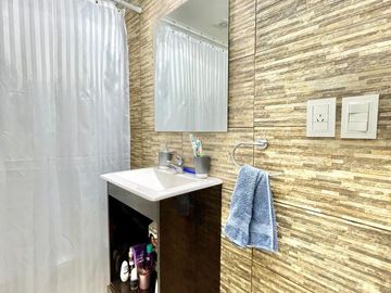 EXCELENTE DEPTO. 3 AMBIENTES EN PRIMER PISO BARRIO CERRADO