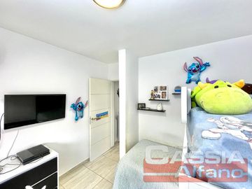 EXCELENTE DEPTO. 3 AMBIENTES EN PRIMER PISO BARRIO CERRADO