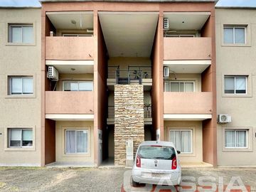 EXCELENTE DEPTO. 3 AMBIENTES EN PRIMER PISO BARRIO CERRADO