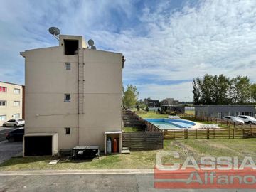 EXCELENTE DEPTO. 3 AMBIENTES EN PRIMER PISO BARRIO CERRADO
