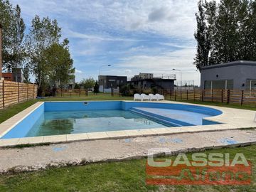 EXCELENTE DEPTO. 3 AMBIENTES EN PRIMER PISO BARRIO CERRADO