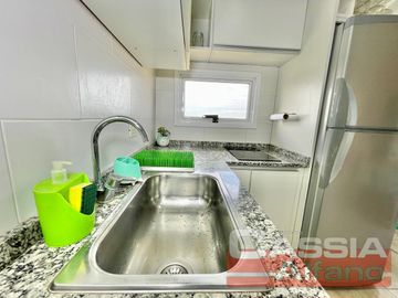 EXCELENTE DEPTO. 3 AMBIENTES EN PRIMER PISO BARRIO CERRADO