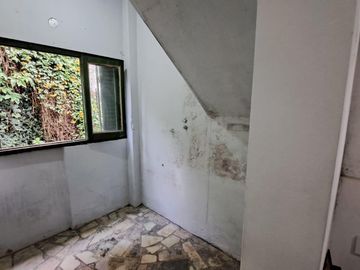 Casa de 3 amb. a la venta en lomas del mirador. Excelente Ubicación