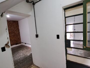 Casa de 3 amb. a la venta en lomas del mirador. Excelente Ubicación
