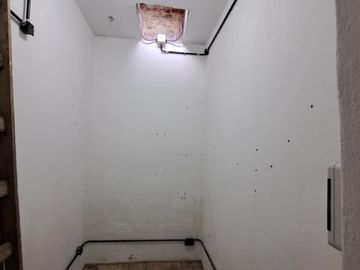 Casa de 3 amb. a la venta en lomas del mirador. Excelente Ubicación