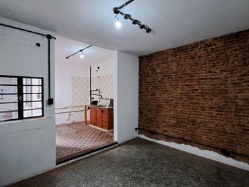 Casa de 3 amb. a la venta en lomas del mirador. Excelente Ubicación