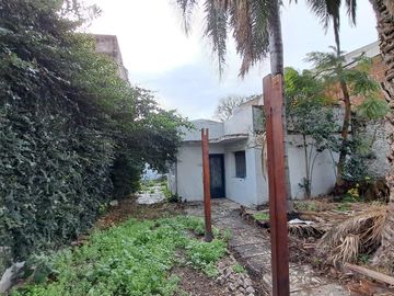 Casa de 3 amb. a la venta en lomas del mirador. Excelente Ubicación