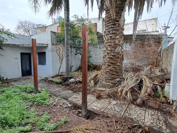 Casa de 3 amb. a la venta en lomas del mirador. Excelente Ubicación