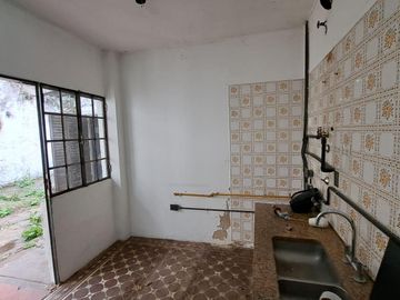 Casa de 3 amb. a la venta en lomas del mirador. Excelente Ubicación