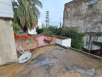 Casa de 3 amb. a la venta en lomas del mirador. Excelente Ubicación
