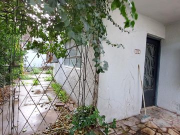 Casa de 3 amb. a la venta en lomas del mirador. Excelente Ubicación