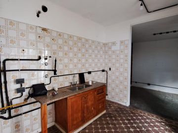 Casa de 3 amb. a la venta en lomas del mirador. Excelente Ubicación