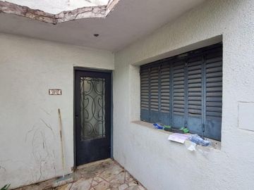 Casa de 3 amb. a la venta en lomas del mirador. Excelente Ubicación