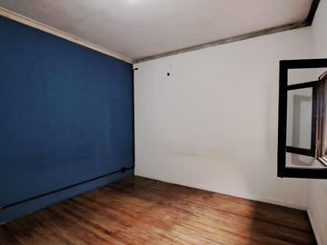 Casa de 3 amb. a la venta en lomas del mirador. Excelente Ubicación