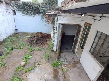Casa de 3 amb. a la venta en lomas del mirador. Excelente Ubicación