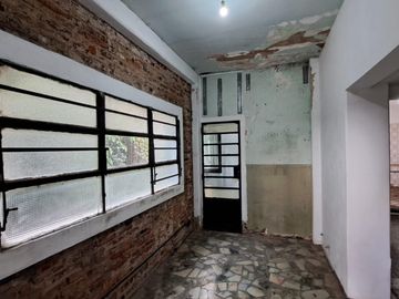 Casa de 3 amb. a la venta en lomas del mirador. Excelente Ubicación