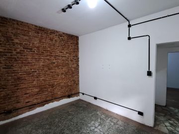 Casa de 3 amb. a la venta en lomas del mirador. Excelente Ubicación