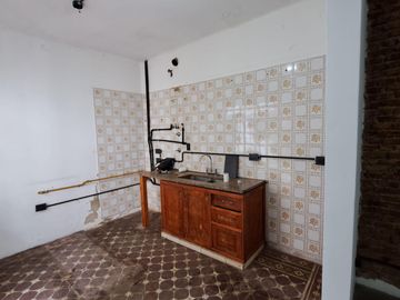 Casa de 3 amb. a la venta en lomas del mirador. Excelente Ubicación
