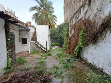 Casa de 3 amb. a la venta en lomas del mirador. Excelente Ubicación