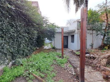 Casa de 3 amb. a la venta en lomas del mirador. Excelente Ubicación