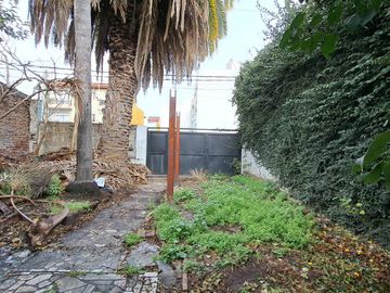 Casa de 3 amb. a la venta en lomas del mirador. Excelente Ubicación