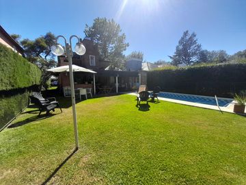 Hermosa Casa de Dos Plantas en Venta en un solo lote Country BAnco Provincia, Moreno.