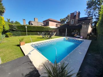 Hermosa Casa de Dos Plantas en Venta en un solo lote Country BAnco Provincia, Moreno.