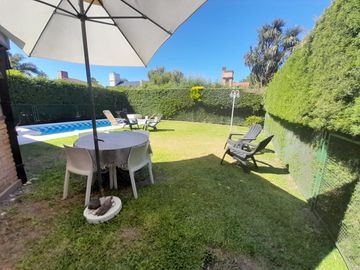 Hermosa Casa de Dos Plantas en Venta en un solo lote Country BAnco Provincia, Moreno.