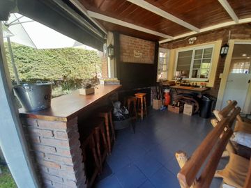 Hermosa Casa de Dos Plantas en Venta en un solo lote Country BAnco Provincia, Moreno.