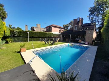 Hermosa Casa de Dos Plantas en Venta en un solo lote Country BAnco Provincia, Moreno.