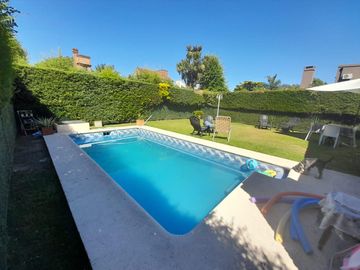 Hermosa Casa de Dos Plantas en Venta en un solo lote Country BAnco Provincia, Moreno.