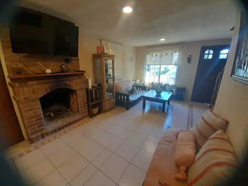 Hermosa Casa de Dos Plantas en Venta en un solo lote Country BAnco Provincia, Moreno.