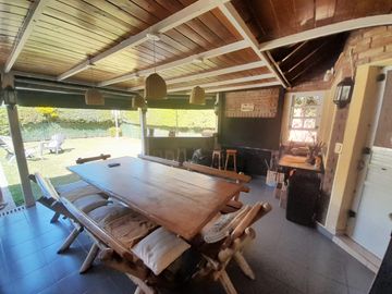 Hermosa Casa de Dos Plantas en Venta en un solo lote Country BAnco Provincia, Moreno.