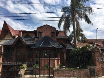 Casa en venta - 4 Dormitorios 3 Baños - Cocheras - 347Mts2 - Ituzaingó Norte